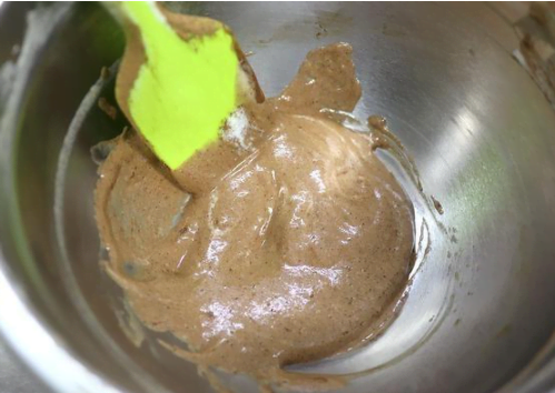 千秋紋鳳梨醬夾心蛋糕，松軟香甜比買的好吃實惠，5個雞蛋就能烤一大盤蛋糕